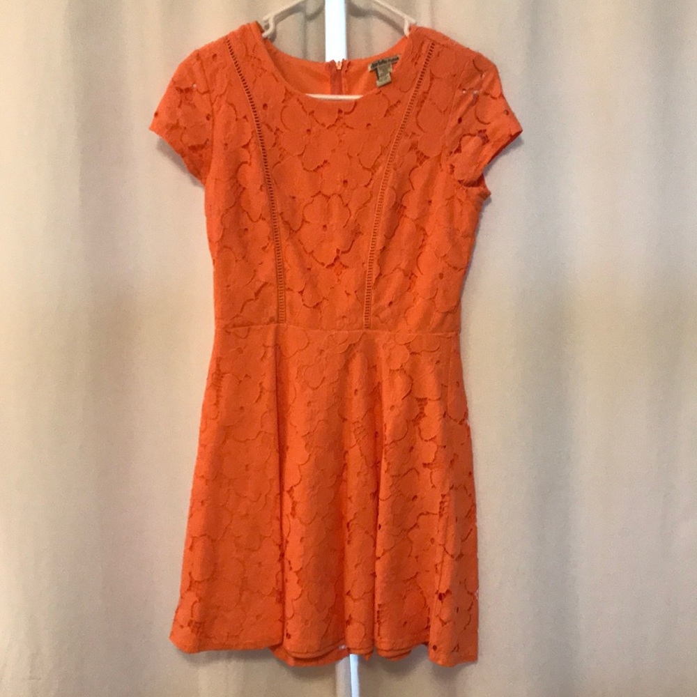 Short dress with cute lace detailing